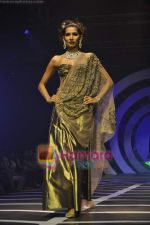 Model walks the ramp for Rina Dhaka Show on day 4 of HDIL on 9th Oct 2010 (21).JPG